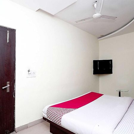 Oyo Flagship Hotel Krishna Chinhat Bagian luar foto