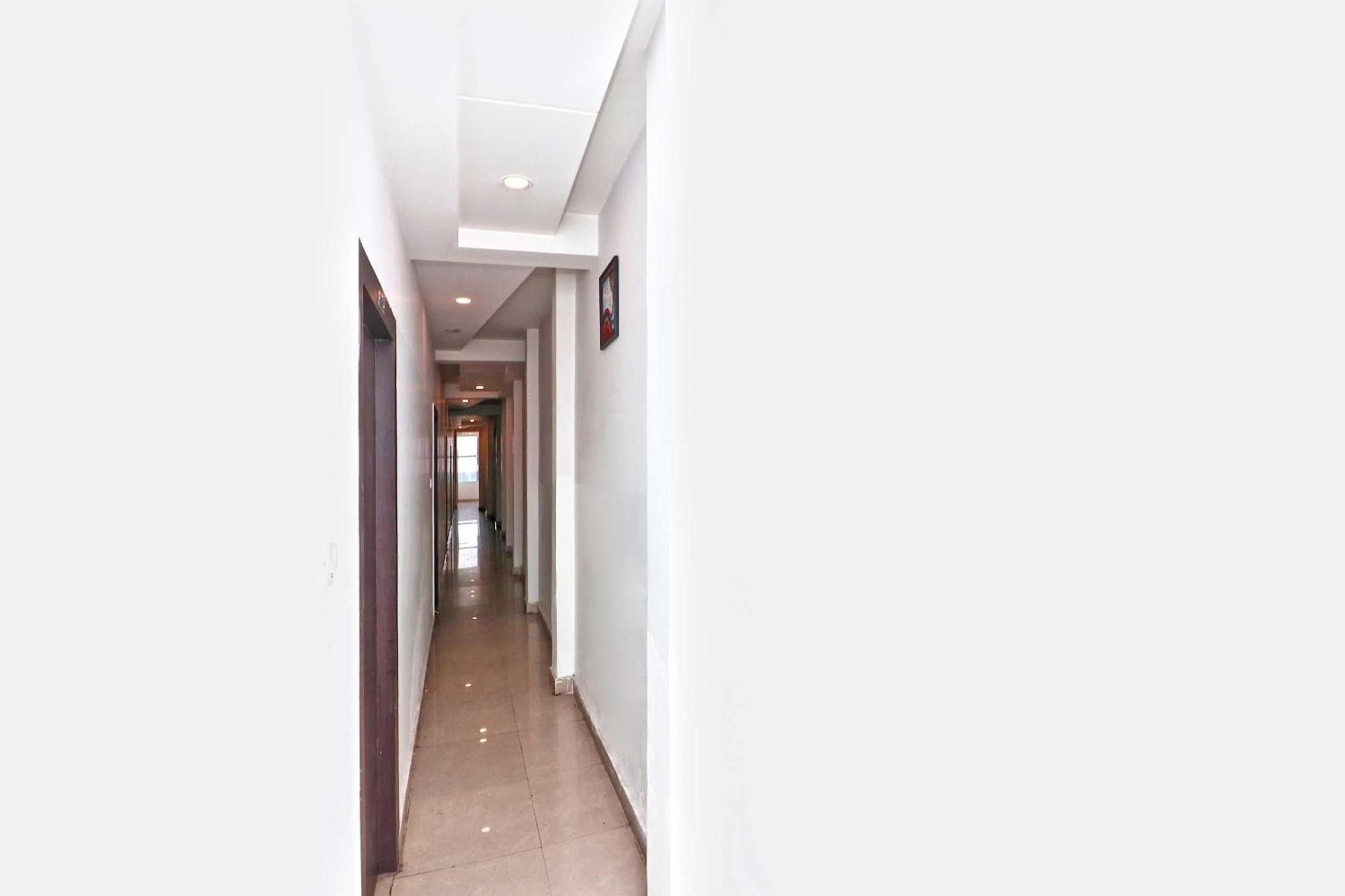 Oyo Flagship Hotel Krishna Chinhat Bagian luar foto