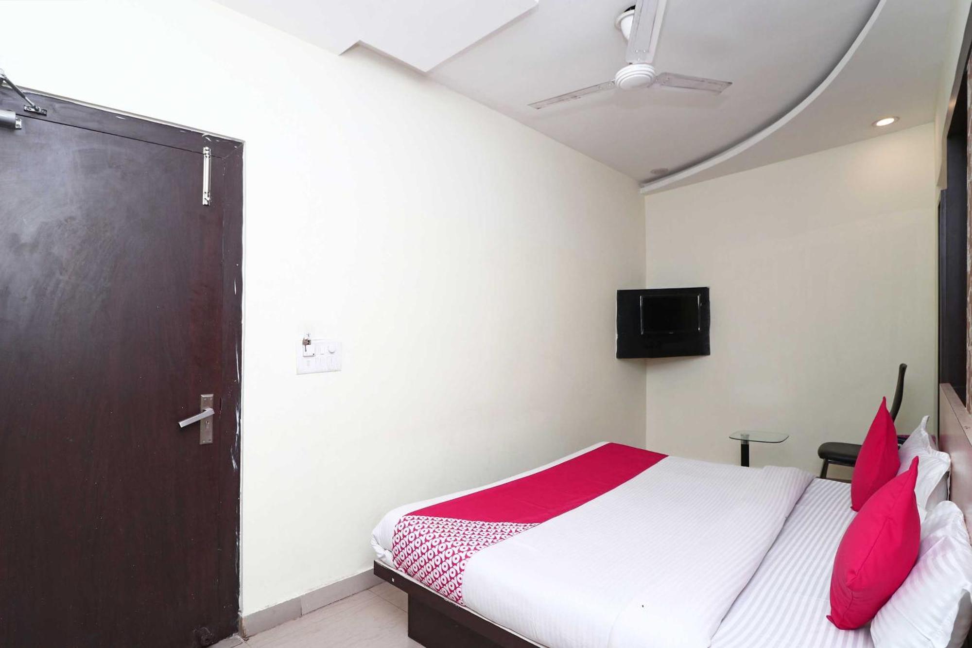 Oyo Flagship Hotel Krishna Chinhat Bagian luar foto