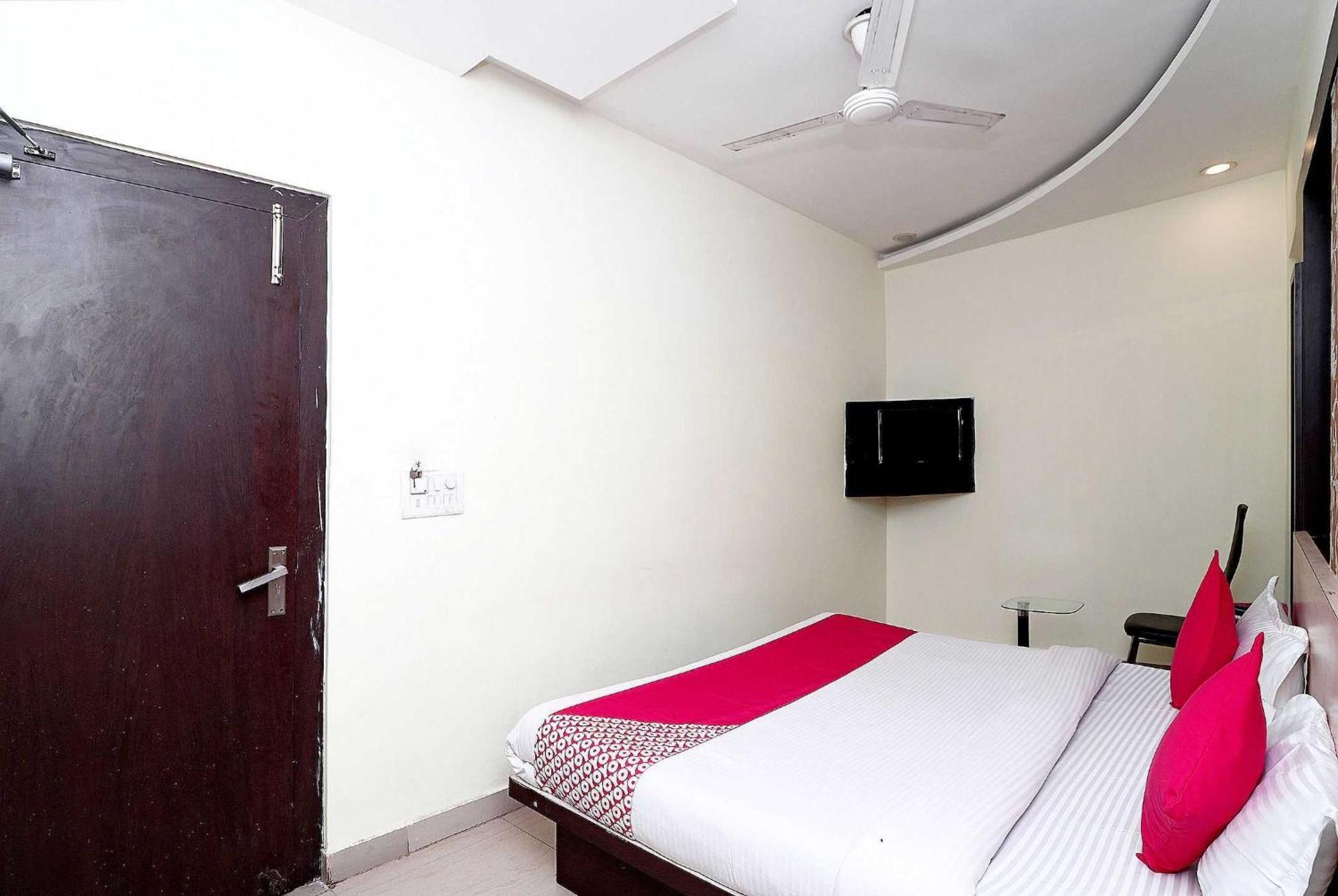 Oyo Flagship Hotel Krishna Chinhat Bagian luar foto