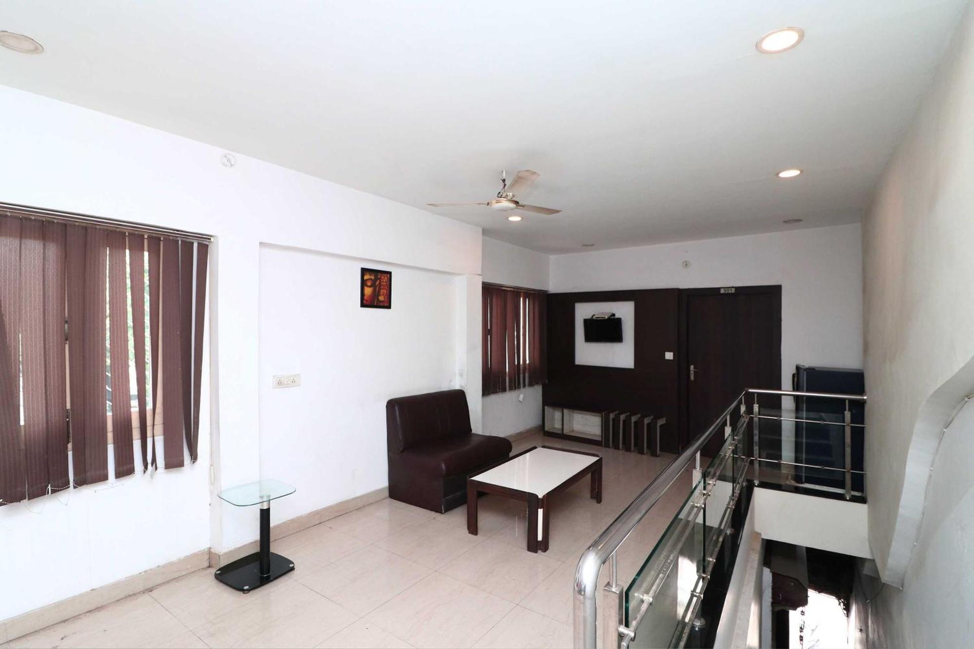 Oyo Flagship Hotel Krishna Chinhat Bagian luar foto