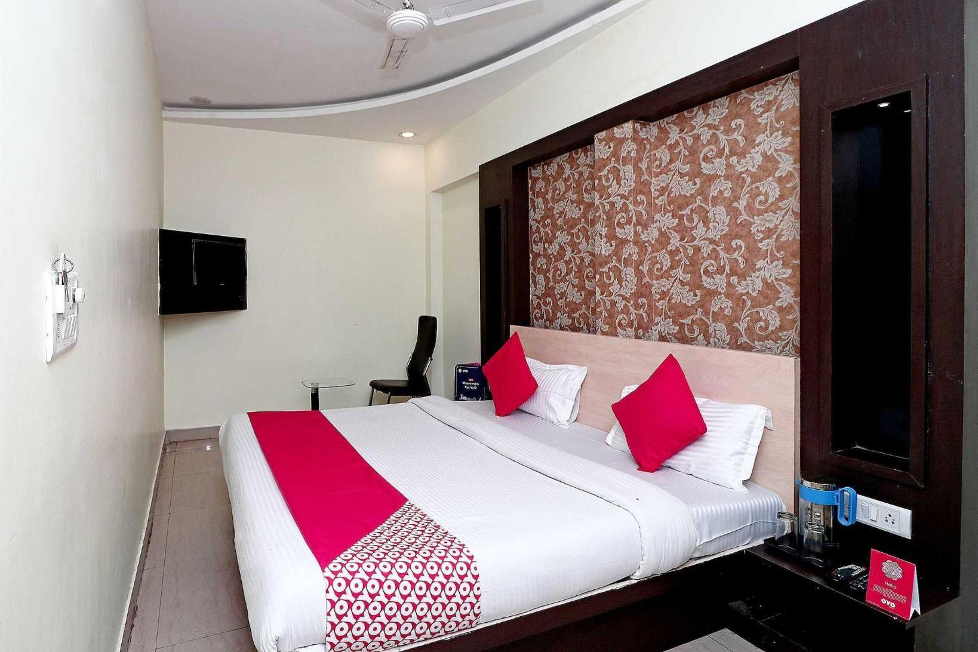 Oyo Flagship Hotel Krishna Chinhat Bagian luar foto