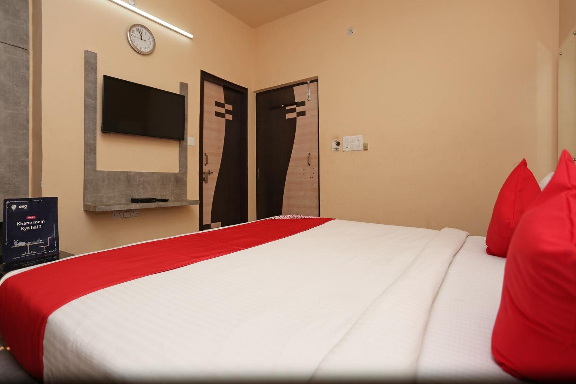 Oyo Flagship Hotel Krishna Chinhat Bagian luar foto