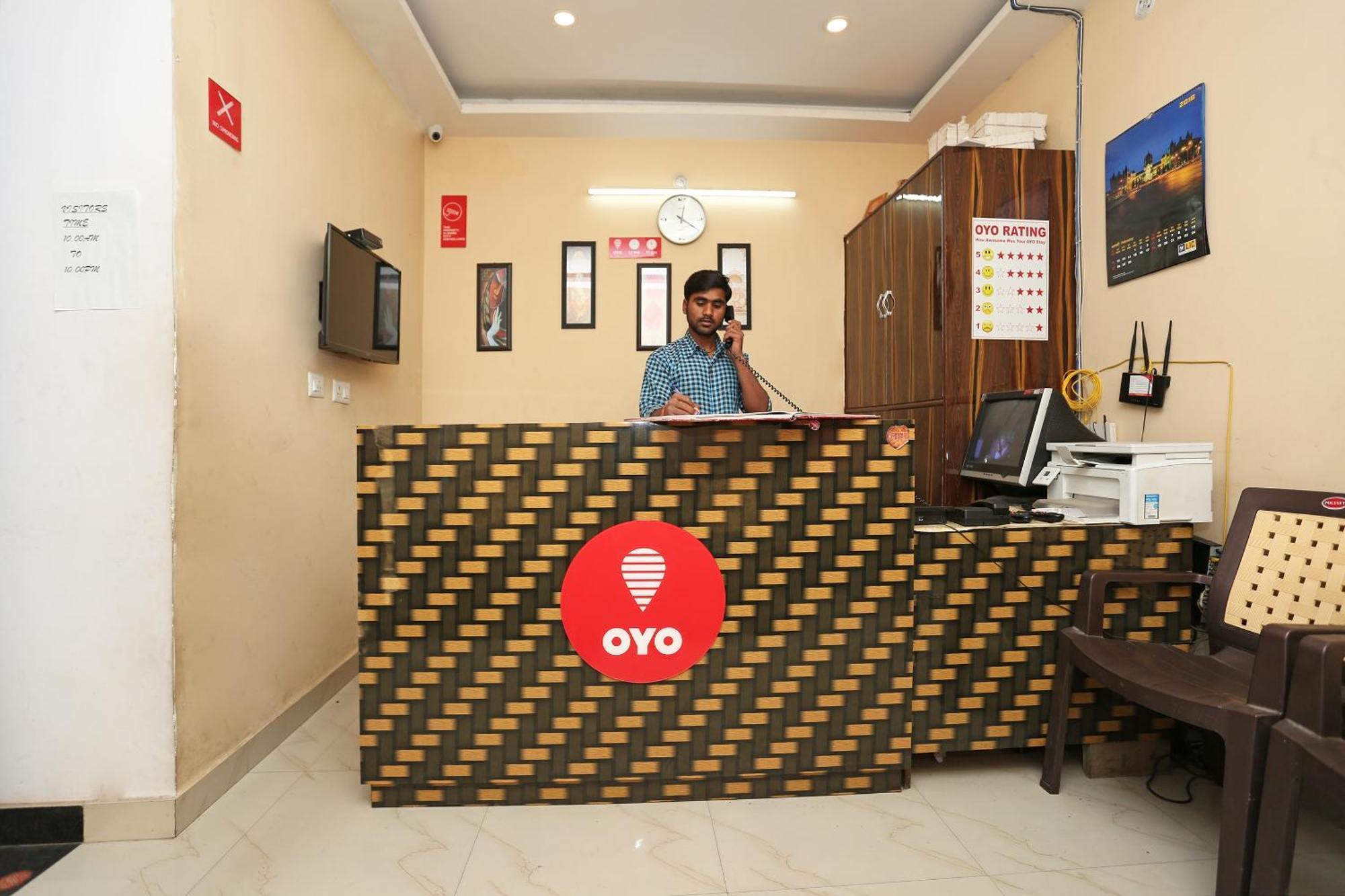 Oyo Flagship Hotel Krishna Chinhat Bagian luar foto