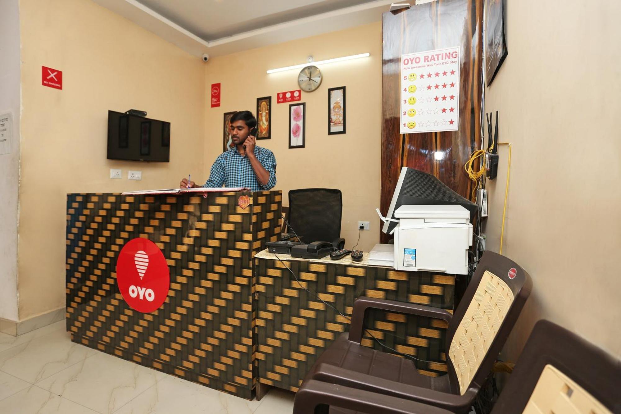 Oyo Flagship Hotel Krishna Chinhat Bagian luar foto