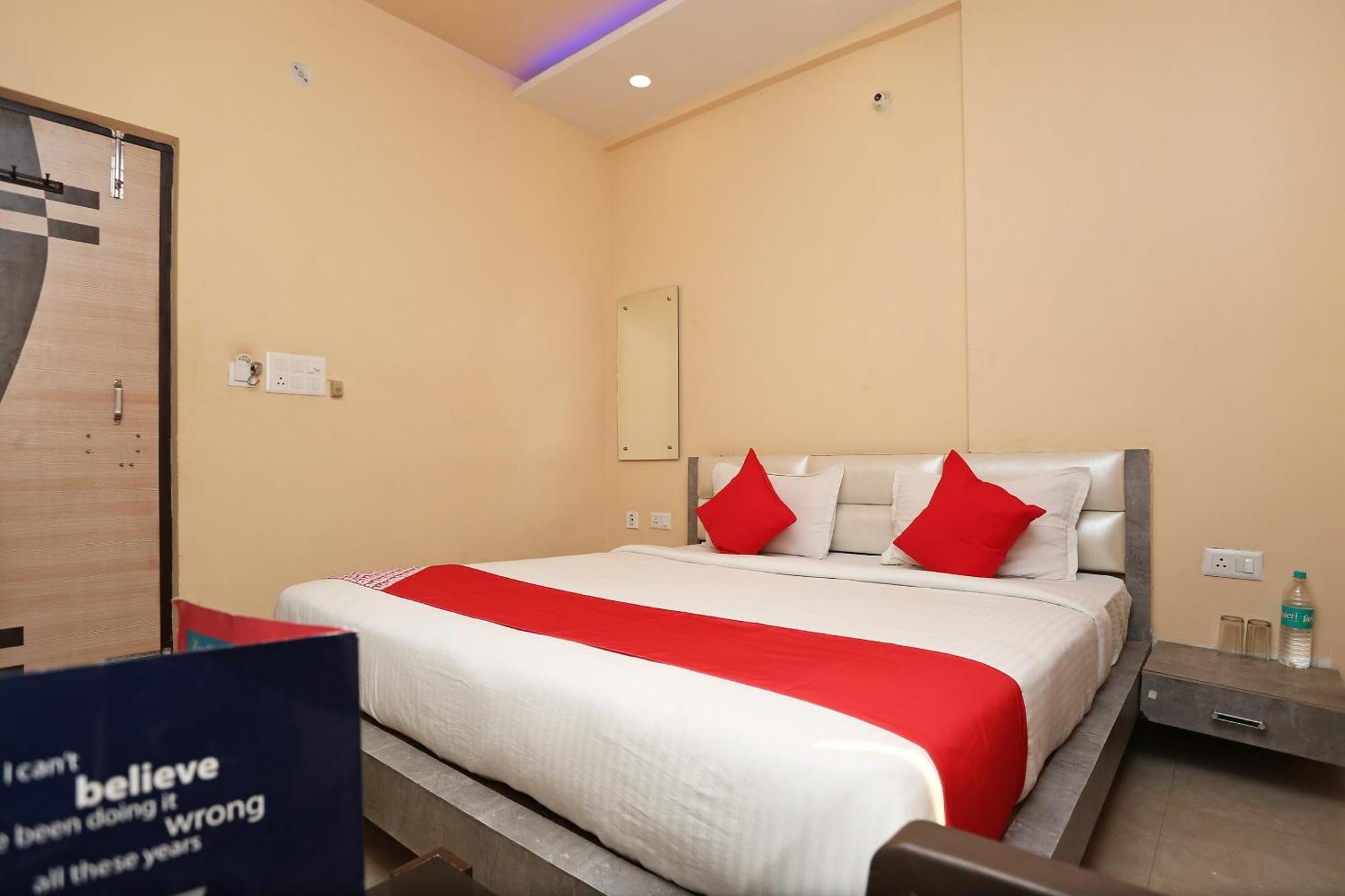 Oyo Flagship Hotel Krishna Chinhat Bagian luar foto