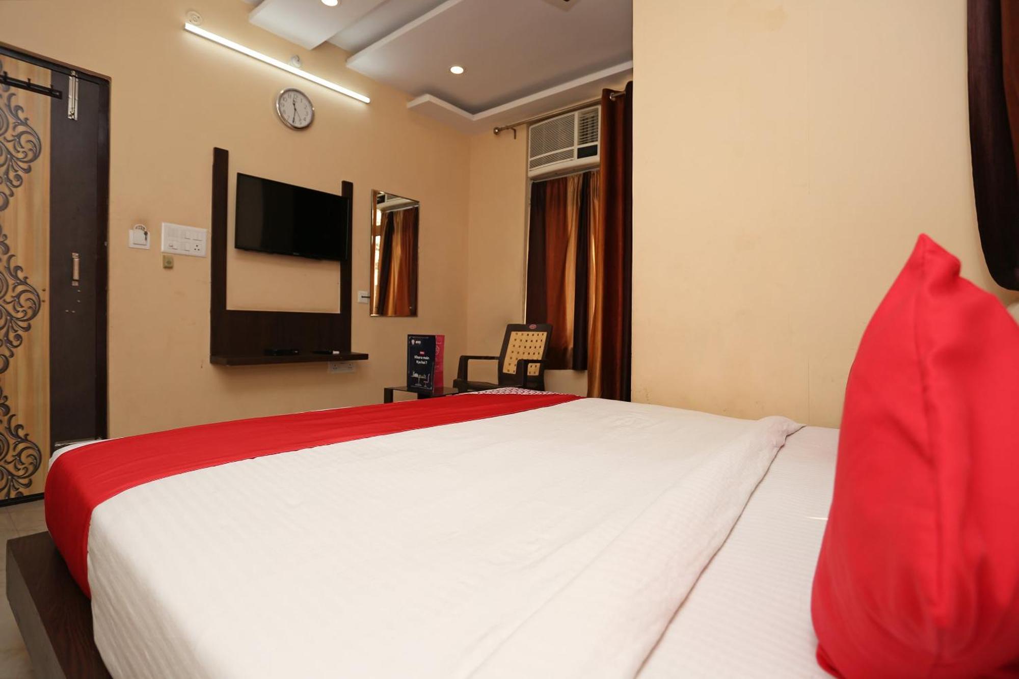 Oyo Flagship Hotel Krishna Chinhat Bagian luar foto