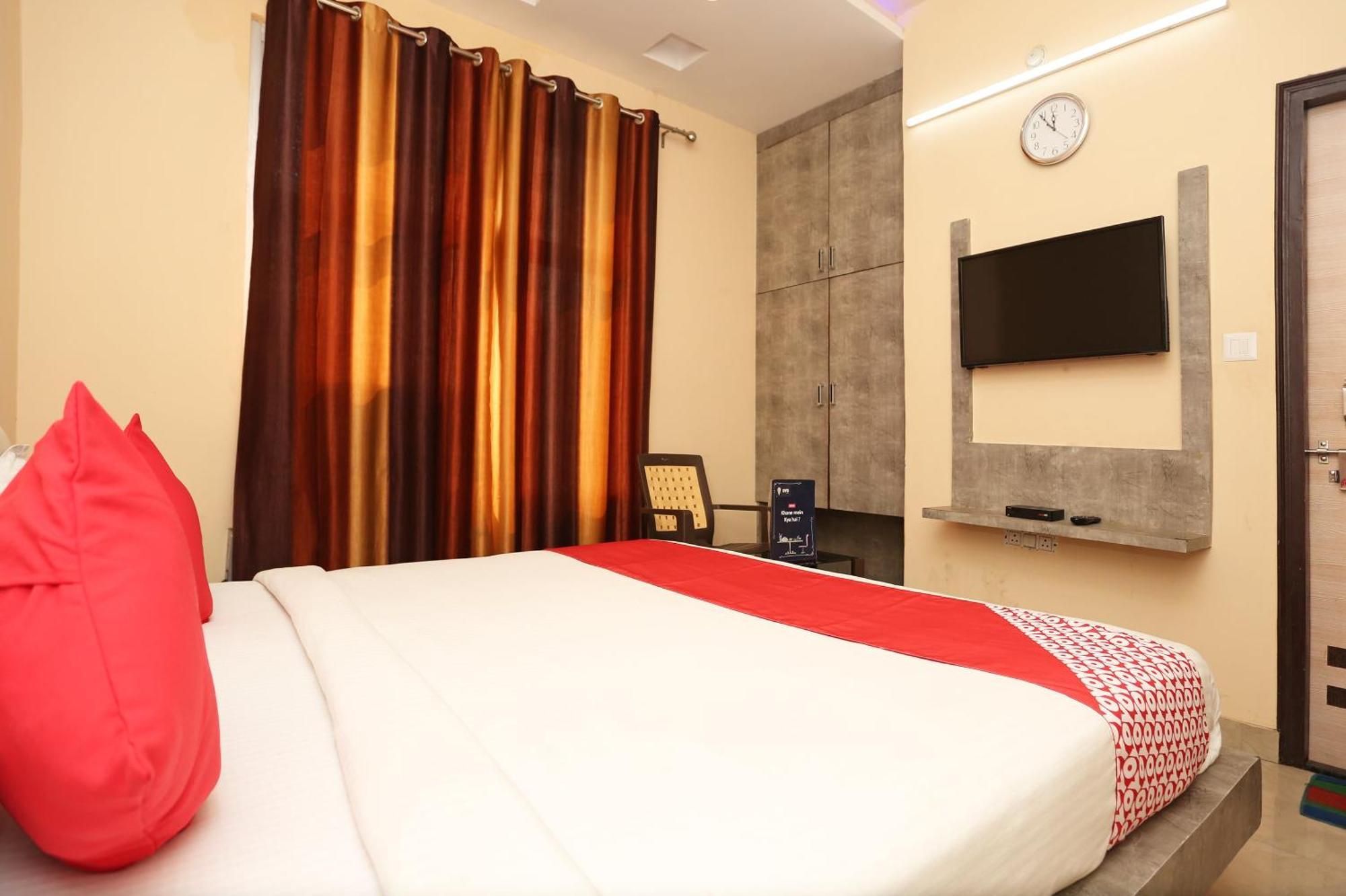 Oyo Flagship Hotel Krishna Chinhat Bagian luar foto