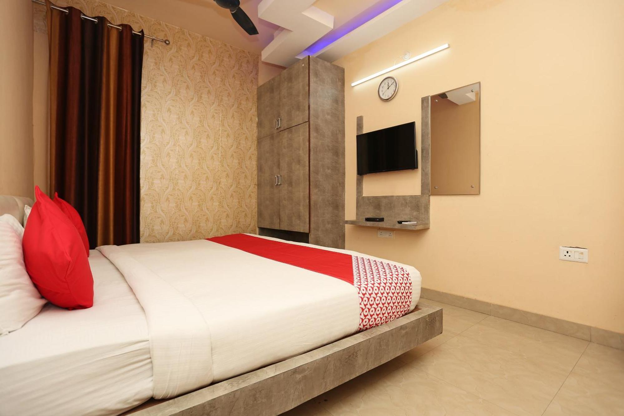 Oyo Flagship Hotel Krishna Chinhat Bagian luar foto