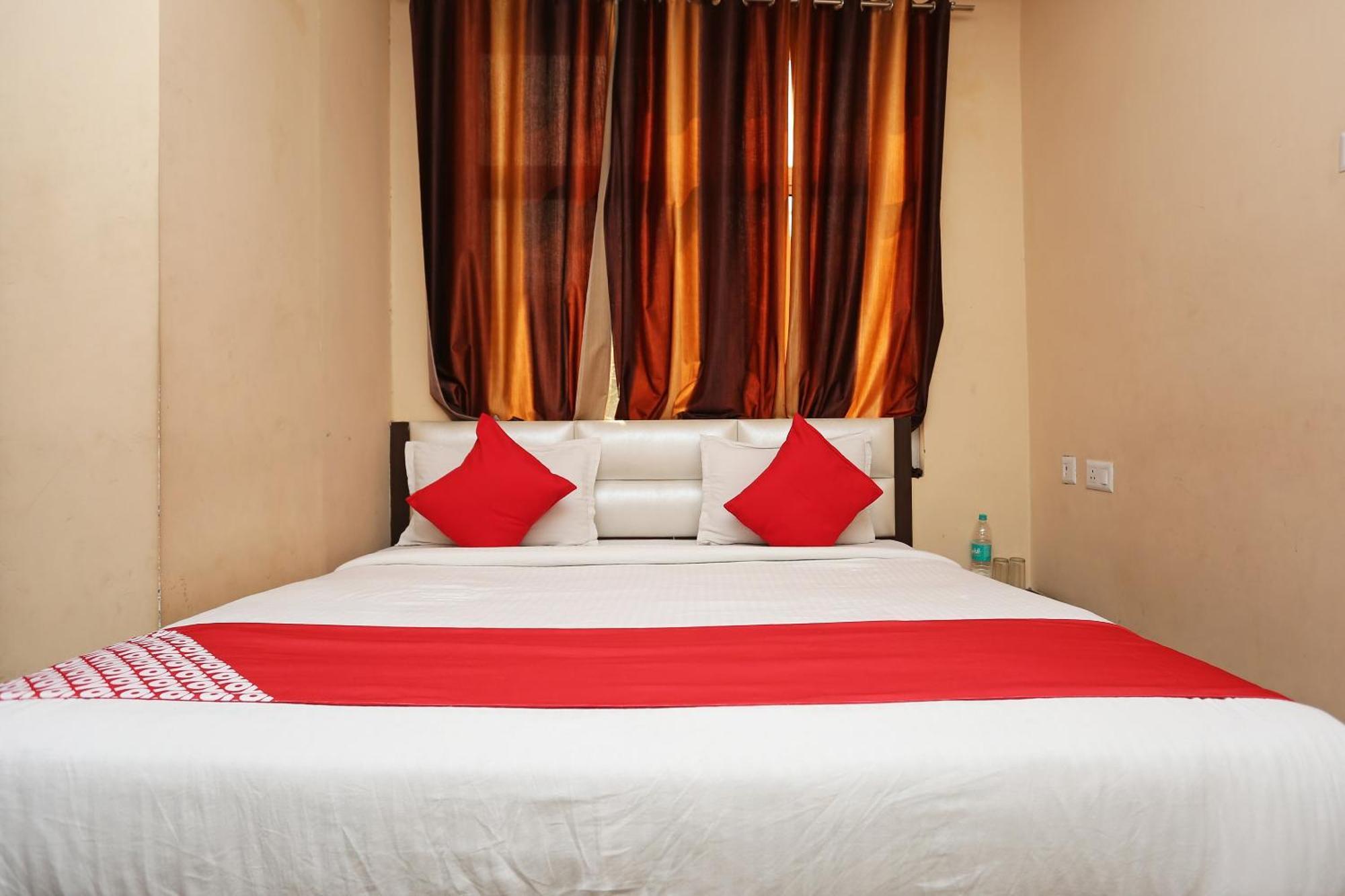 Oyo Flagship Hotel Krishna Chinhat Bagian luar foto